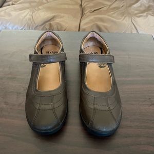 Stride Rite Girls brown leather upper school shoes